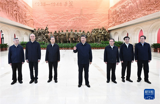 习近平在瞻仰延安革命纪念地时强